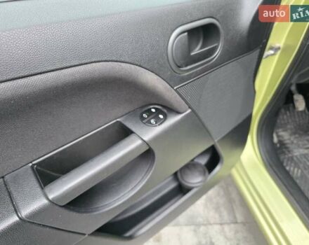 Зеленый Форд Фиеста, объемом двигателя 1.4 л и пробегом 213 тыс. км за 3800 $, фото 9 на Automoto.ua
