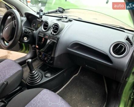 Зеленый Форд Фиеста, объемом двигателя 1.4 л и пробегом 180 тыс. км за 3300 $, фото 14 на Automoto.ua