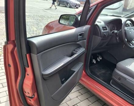 Красный Форд Focus C-Max, объемом двигателя 1.8 л и пробегом 218 тыс. км за 4000 $, фото 2 на Automoto.ua