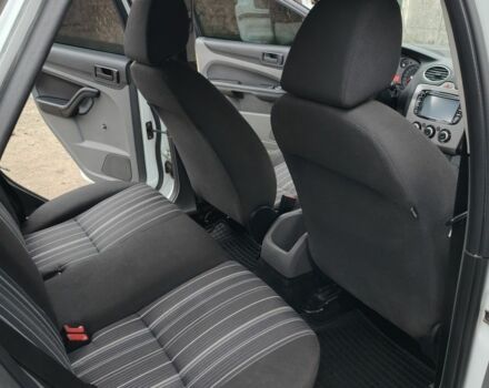 Белый Форд Фокус, объемом двигателя 1.4 л и пробегом 309 тыс. км за 4600 $, фото 7 на Automoto.ua