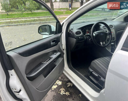 Форд Фокус 2010 в Киеве на Automoto.ua Белый Форд Фокус, объемом двигателя 1.57 л и пробегом 230 тыс. км за 2900 $, фото 9 на Automoto.ua