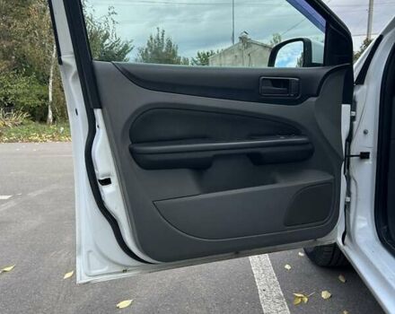 Белый Форд Фокус, объемом двигателя 1.39 л и пробегом 142 тыс. км за 5300 $, фото 8 на Automoto.ua