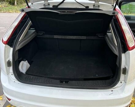 Белый Форд Фокус, объемом двигателя 1.39 л и пробегом 142 тыс. км за 5300 $, фото 5 на Automoto.ua