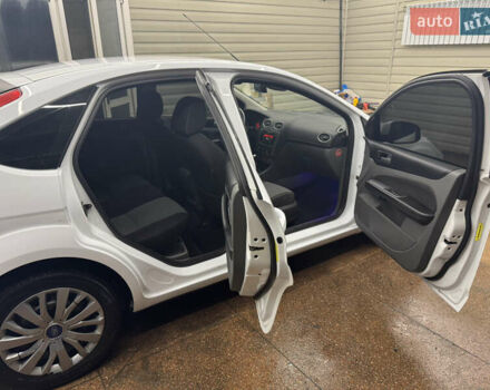 Білий Форд Фокус, об'ємом двигуна 1.6 л та пробігом 210 тис. км за 5800 $, фото 4 на Automoto.ua