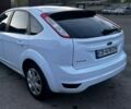 Белый Форд Фокус, объемом двигателя 1.6 л и пробегом 200 тыс. км за 5000 $, фото 3 на Automoto.ua