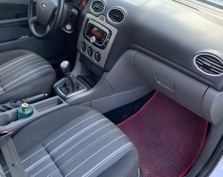 Белый Форд Фокус, объемом двигателя 1.4 л и пробегом 150 тыс. км за 4800 $, фото 5 на Automoto.ua