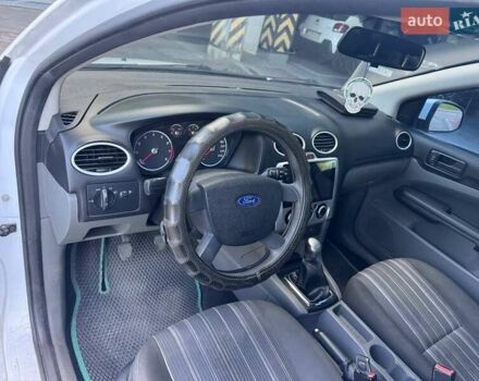 Белый Форд Фокус, объемом двигателя 1.4 л и пробегом 200 тыс. км за 4600 $, фото 11 на Automoto.ua