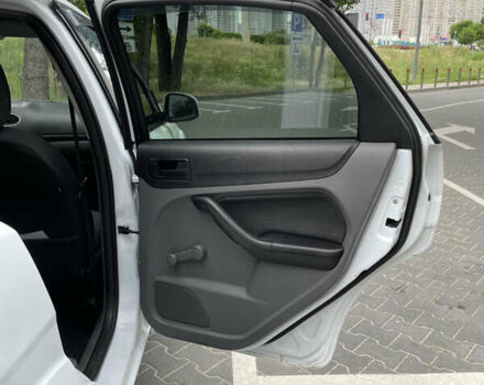 Білий Форд Фокус, об'ємом двигуна 1.4 л та пробігом 325 тис. км за 5000 $, фото 59 на Automoto.ua