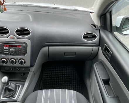 Білий Форд Фокус, об'ємом двигуна 1.4 л та пробігом 325 тис. км за 5000 $, фото 78 на Automoto.ua