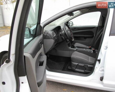 Белый Форд Фокус, объемом двигателя 1.39 л и пробегом 215 тыс. км за 5000 $, фото 11 на Automoto.ua