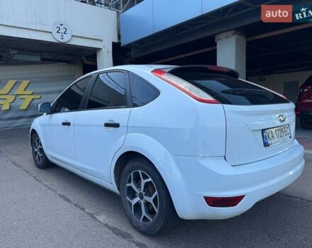 Белый Форд Фокус, объемом двигателя 1.4 л и пробегом 200 тыс. км за 4600 $, фото 1 на Automoto.ua