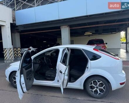 Белый Форд Фокус, объемом двигателя 1.4 л и пробегом 200 тыс. км за 4600 $, фото 6 на Automoto.ua