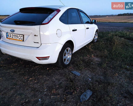 Белый Форд Фокус, объемом двигателя 1.39 л и пробегом 260 тыс. км за 4400 $, фото 4 на Automoto.ua