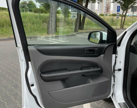 Білий Форд Фокус, об'ємом двигуна 1.4 л та пробігом 325 тис. км за 5000 $, фото 54 на Automoto.ua