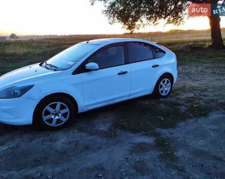 Белый Форд Фокус, объемом двигателя 1.39 л и пробегом 260 тыс. км за 4400 $, фото 2 на Automoto.ua