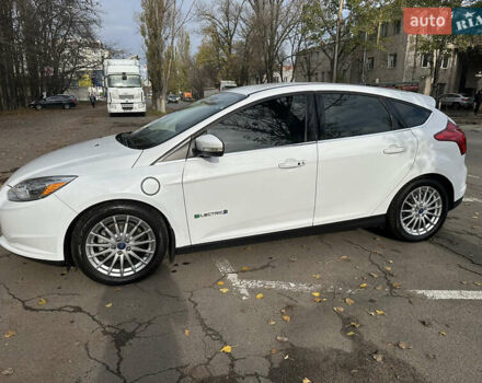 Белый Форд Фокус, объемом двигателя 0 л и пробегом 100 тыс. км за 8500 $, фото 4 на Automoto.ua