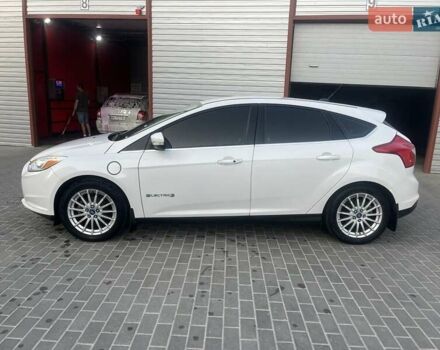 Белый Форд Фокус, объемом двигателя 0 л и пробегом 140 тыс. км за 7000 $, фото 2 на Automoto.ua