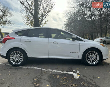 Белый Форд Фокус, объемом двигателя 0 л и пробегом 100 тыс. км за 8500 $, фото 9 на Automoto.ua