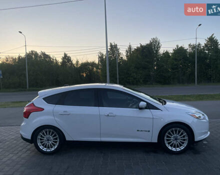 Белый Форд Фокус, объемом двигателя 0 л и пробегом 137 тыс. км за 6000 $, фото 2 на Automoto.ua