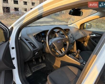 Белый Форд Фокус, объемом двигателя 1 л и пробегом 150 тыс. км за 7500 $, фото 6 на Automoto.ua