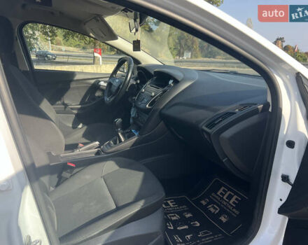 Белый Форд Фокус, объемом двигателя 1.6 л и пробегом 240 тыс. км за 6500 $, фото 2 на Automoto.ua