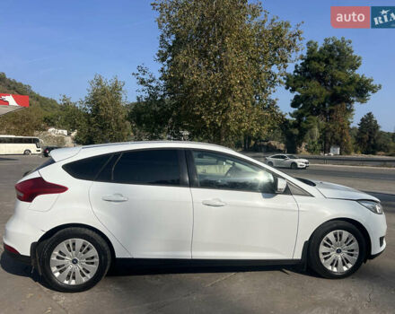 Белый Форд Фокус, объемом двигателя 1.6 л и пробегом 240 тыс. км за 6500 $, фото 1 на Automoto.ua