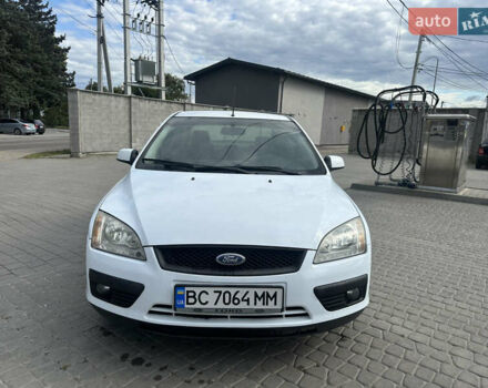 Белый Форд Фокус, объемом двигателя 1.6 л и пробегом 275 тыс. км за 2999 $, фото 1 на Automoto.ua