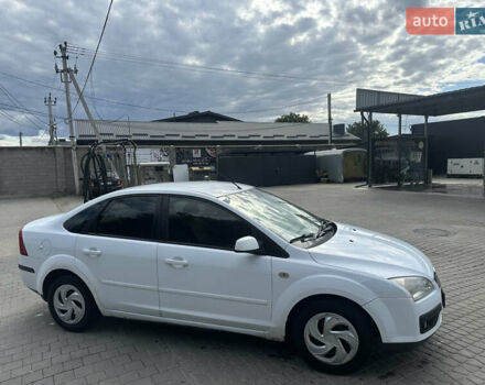 Белый Форд Фокус, объемом двигателя 1.6 л и пробегом 275 тыс. км за 2999 $, фото 3 на Automoto.ua