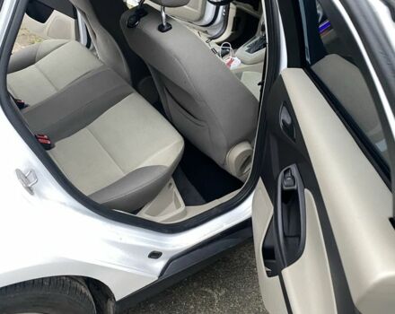 Белый Форд Фокус, объемом двигателя 2 л и пробегом 220 тыс. км за 6000 $, фото 7 на Automoto.ua