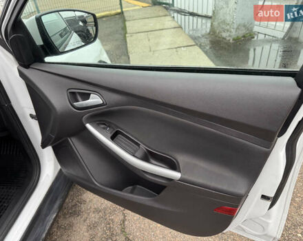 Белый Форд Фокус, объемом двигателя 2 л и пробегом 215 тыс. км за 9490 $, фото 28 на Automoto.ua