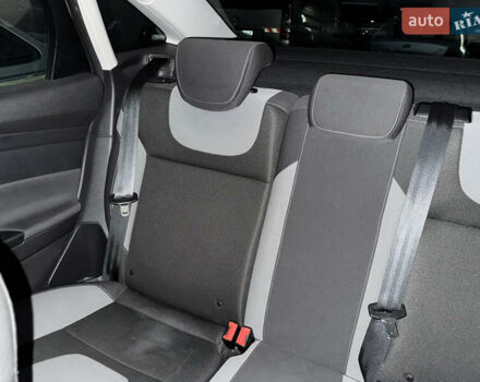 Форд Фокус 2013 в Киеве на Automoto.ua Белый Форд Фокус, объемом двигателя 1.6 л и пробегом 134 тыс. км за 7400 $, фото 3 на Automoto.ua