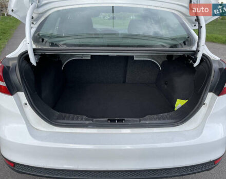 Форд Фокус 2015 у Горішні Плавні (Комсомольськ) на Automoto.ua Білий Форд Фокус, об'ємом двигуна 2 л та пробігом 165 тис. км за 6999 $, фото 1 на Automoto.ua