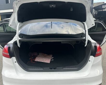 Форд Фокус 2017 в Черновцах на Automoto.ua Белый Форд Фокус, объемом двигателя 1.6 л и пробегом 61 тыс. км за 8900 $, фото 10 на Automoto.ua