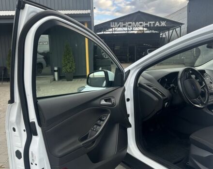 Форд Фокус 2017 в Черновцах на Automoto.ua Белый Форд Фокус, объемом двигателя 1.6 л и пробегом 61 тыс. км за 8900 $, фото 8 на Automoto.ua