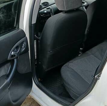 Белый Форд Фокус, объемом двигателя 1.8 л и пробегом 300 тыс. км за 3200 $, фото 4 на Automoto.ua