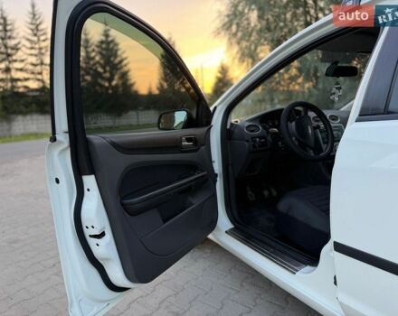 Белый Форд Фокус, объемом двигателя 1.6 л и пробегом 256 тыс. км за 3500 $, фото 24 на Automoto.ua