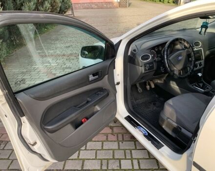 Білий Форд Фокус, об'ємом двигуна 1.6 л та пробігом 280 тис. км за 3600 $, фото 7 на Automoto.ua