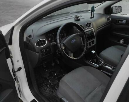 Белый Форд Фокус, объемом двигателя 1.6 л и пробегом 281 тыс. км за 4200 $, фото 6 на Automoto.ua