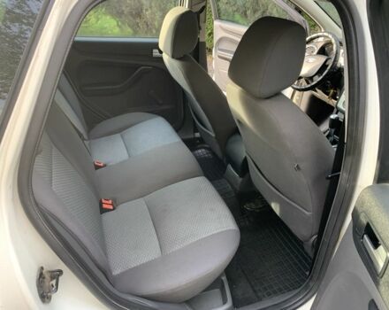 Білий Форд Фокус, об'ємом двигуна 1.6 л та пробігом 280 тис. км за 3600 $, фото 4 на Automoto.ua