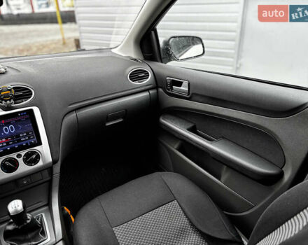 Белый Форд Фокус, объемом двигателя 1.6 л и пробегом 287 тыс. км за 4500 $, фото 11 на Automoto.ua