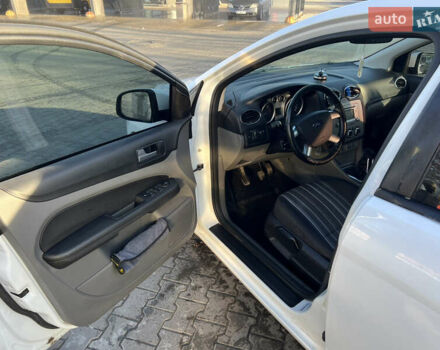 Білий Форд Фокус, об'ємом двигуна 1.6 л та пробігом 229 тис. км за 5600 $, фото 7 на Automoto.ua