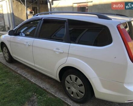 Белый Форд Фокус, объемом двигателя 1.6 л и пробегом 250 тыс. км за 5000 $, фото 3 на Automoto.ua