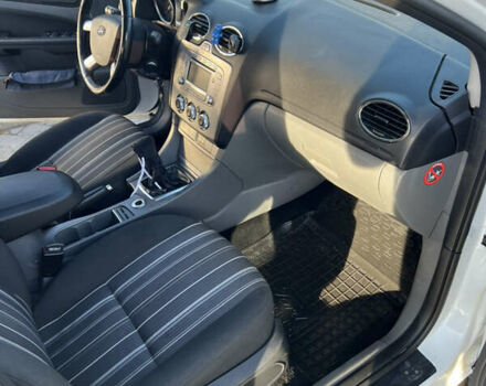 Білий Форд Фокус, об'ємом двигуна 1.6 л та пробігом 229 тис. км за 5600 $, фото 8 на Automoto.ua