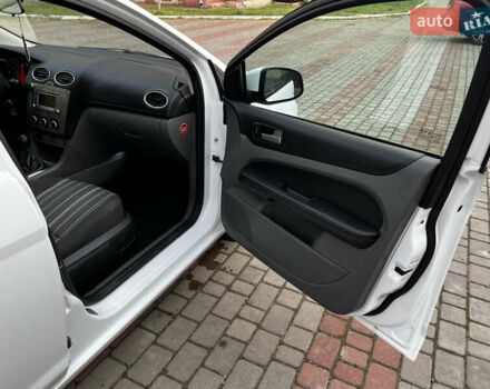 Белый Форд Фокус, объемом двигателя 1.8 л и пробегом 245 тыс. км за 4800 $, фото 16 на Automoto.ua