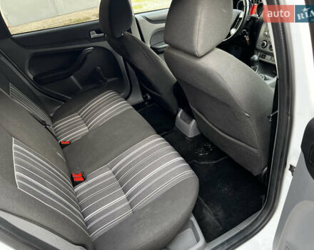 Белый Форд Фокус, объемом двигателя 1.8 л и пробегом 245 тыс. км за 4800 $, фото 17 на Automoto.ua