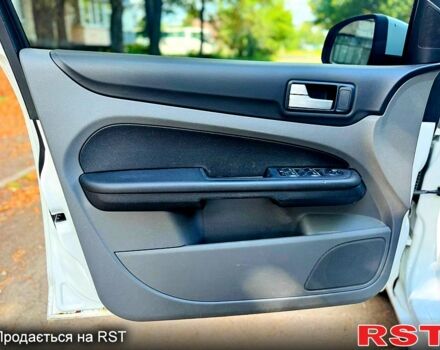 Белый Форд Фокус, объемом двигателя 1.6 л и пробегом 210 тыс. км за 6300 $, фото 7 на Automoto.ua