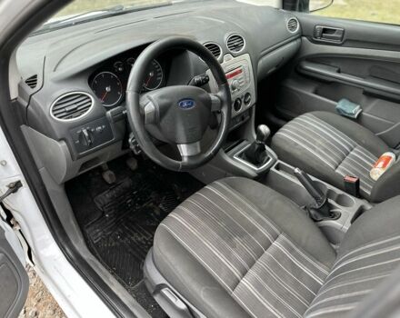 Белый Форд Фокус, объемом двигателя 1.6 л и пробегом 285 тыс. км за 2999 $, фото 4 на Automoto.ua