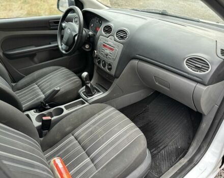 Белый Форд Фокус, объемом двигателя 1.6 л и пробегом 285 тыс. км за 2999 $, фото 6 на Automoto.ua