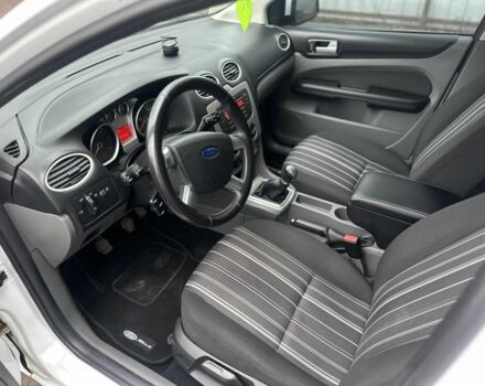 Белый Форд Фокус, объемом двигателя 1.6 л и пробегом 211 тыс. км за 5600 $, фото 4 на Automoto.ua