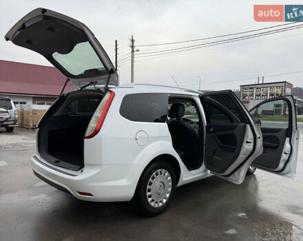 Белый Форд Фокус, объемом двигателя 1.8 л и пробегом 205 тыс. км за 5700 $, фото 22 на Automoto.ua
